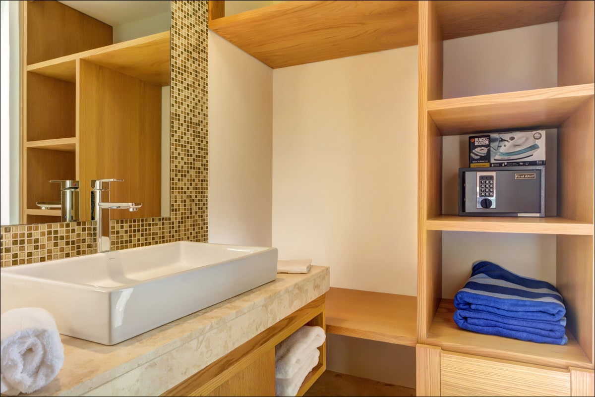 Vacation Rental central playa anah Suites 307n closet